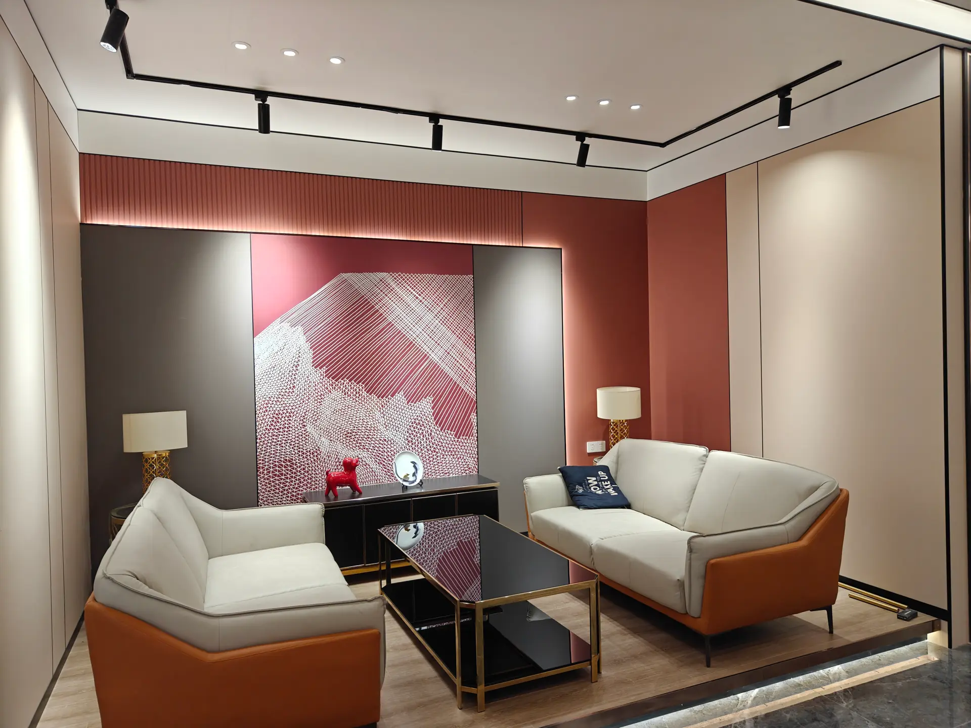 Living room with wine-red and grey colour-blocked feature wall